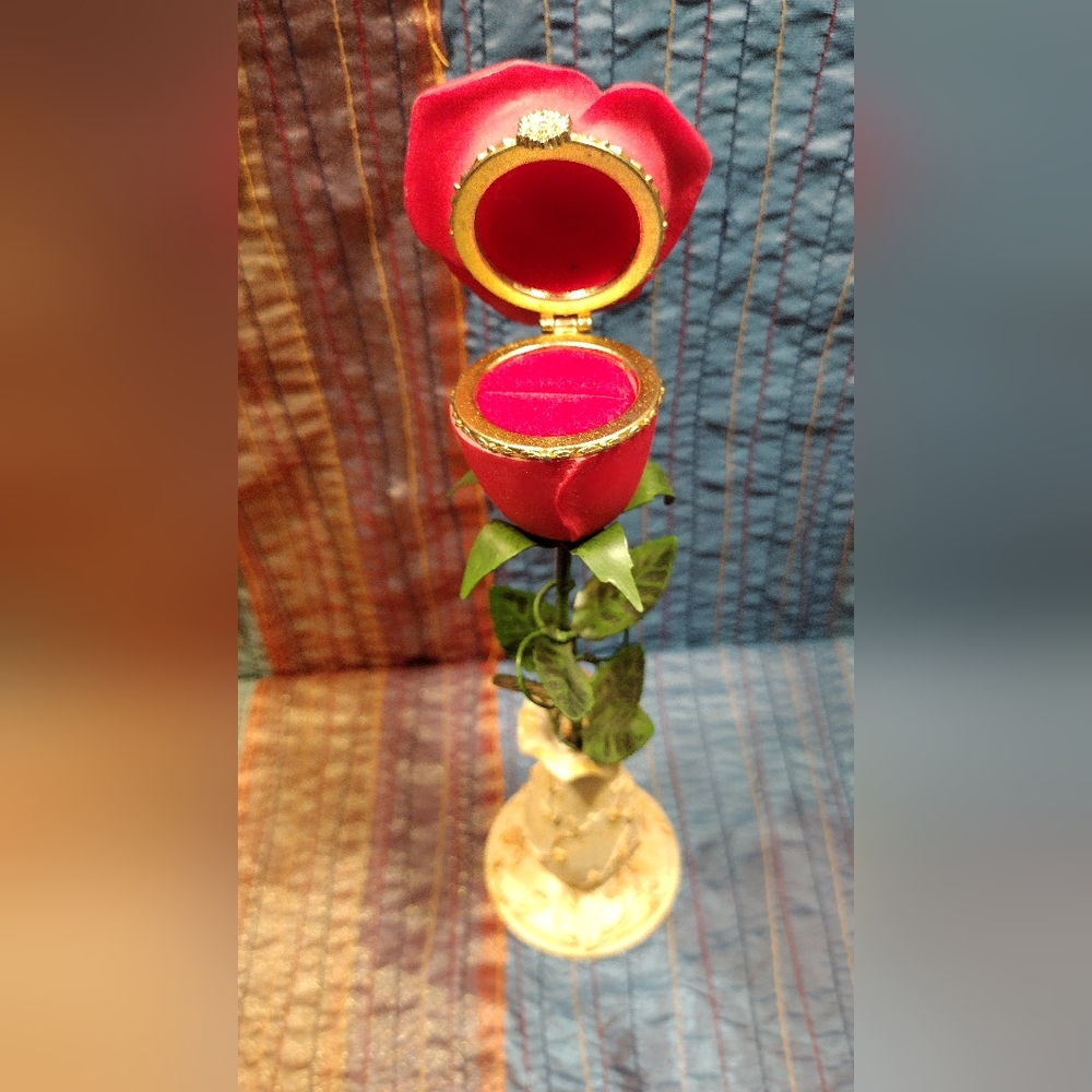 Ceramic and Metal Ring Holder - Picture 3 of 3
